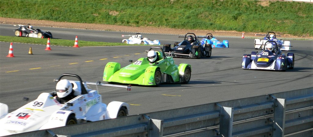 En ren start på heat 2. Nr. 99 Max Brink Eneberg, nr. 37 Kevin Brandsborg og nr. 42 Nicolai Nygaard Pedersen